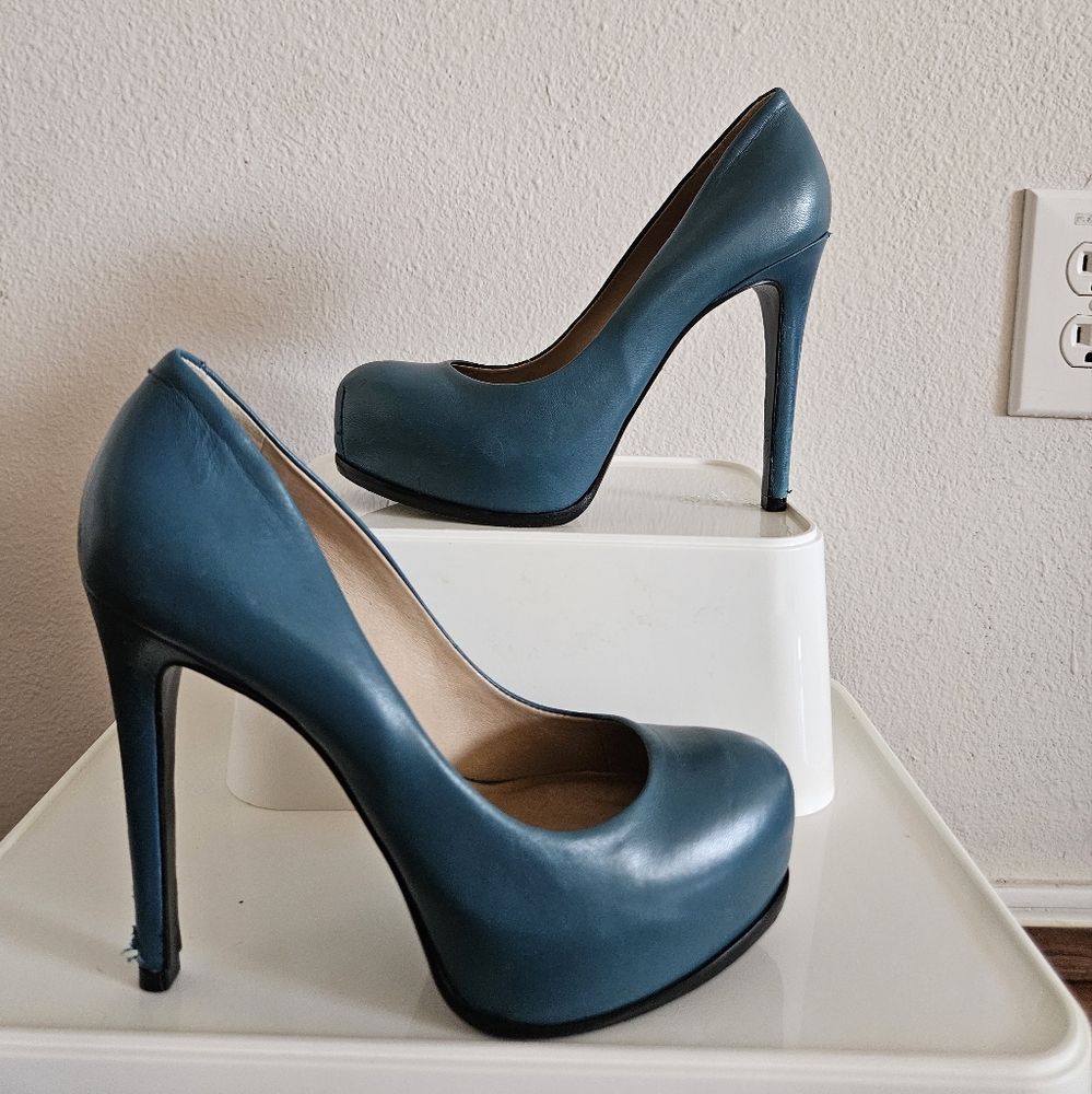 Pour La Victoire Platform Heels
